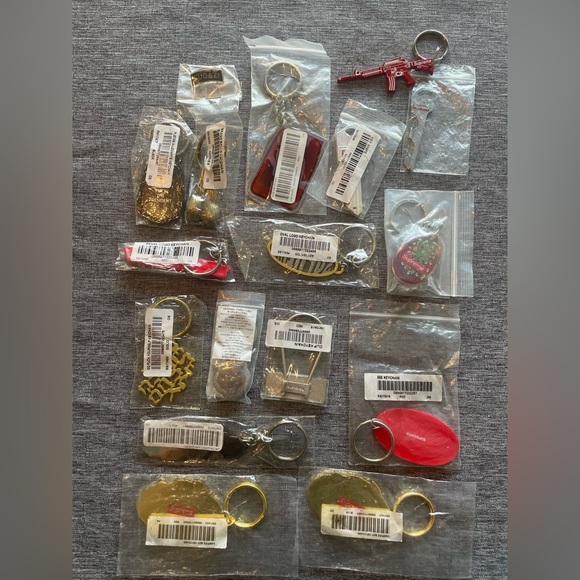 Supreme keychains - Picture 2 of 2